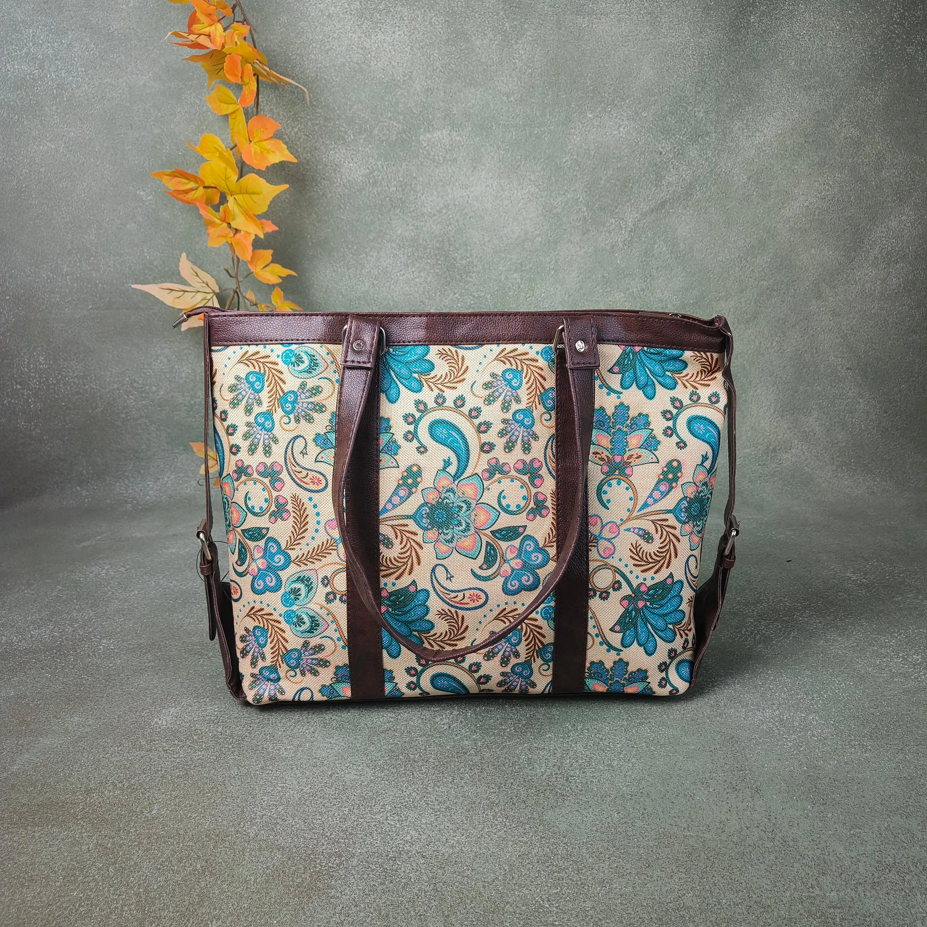 XL laptop Totes Sandal With Floral Prints Design.